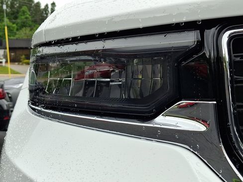 Certified 2025 Jeep Grand Cherokee Limited w/ Luxury Tech Group II AWD/4WD image 9