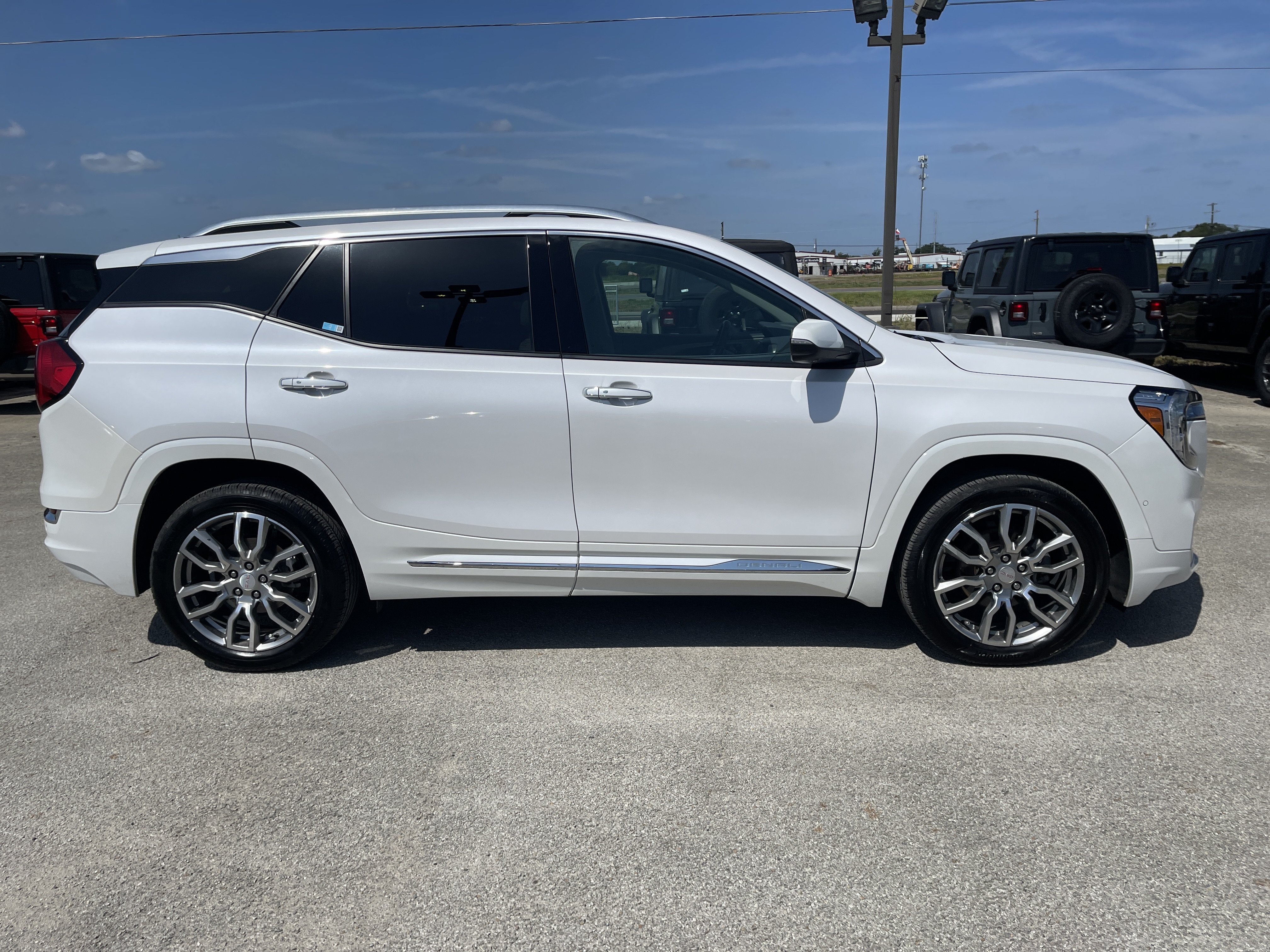 Used 2023 GMC Terrain Denali w/ Denali Premium Package AWD/4WD image 3