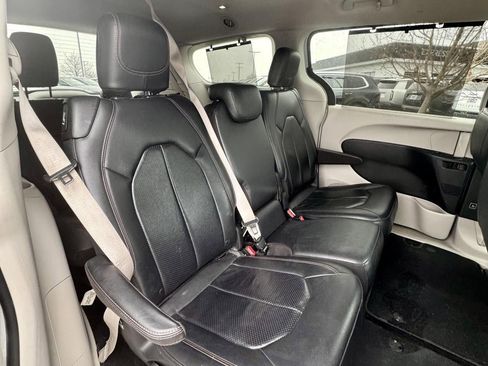 Used 2018 Chrysler Pacifica Touring-L w/ Tire & Wheel Group image 14