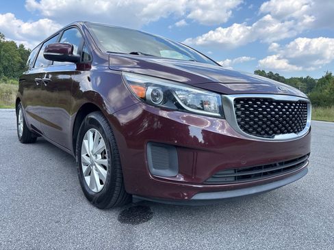 Used 2016 Kia Sedona LX w/ Option Group 020 FWD image 7