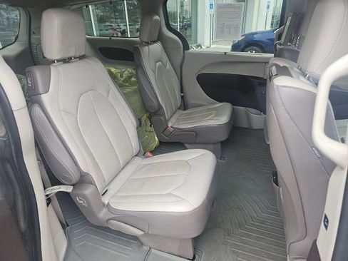 Used 2017 Chrysler Pacifica Touring-L Plus FWD image 10