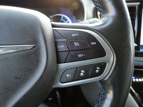 Used 2021 Chrysler Pacifica Touring-L image 28