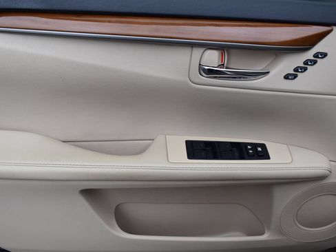 Used 2014 Lexus ES 300h w/ Luxury Package w/Bamboo Trim FWD image 17