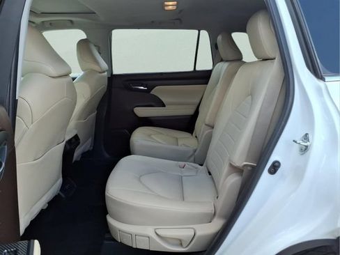Used 2022 Toyota Highlander XLE AWD/4WD image 22