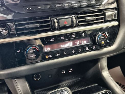 Used 2025 Nissan Pathfinder SL FWD image 22