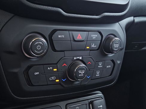 Used 2021 Jeep Renegade Latitude image 22