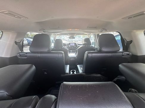 Used 2023 Toyota Highlander XLE AWD/4WD image 18