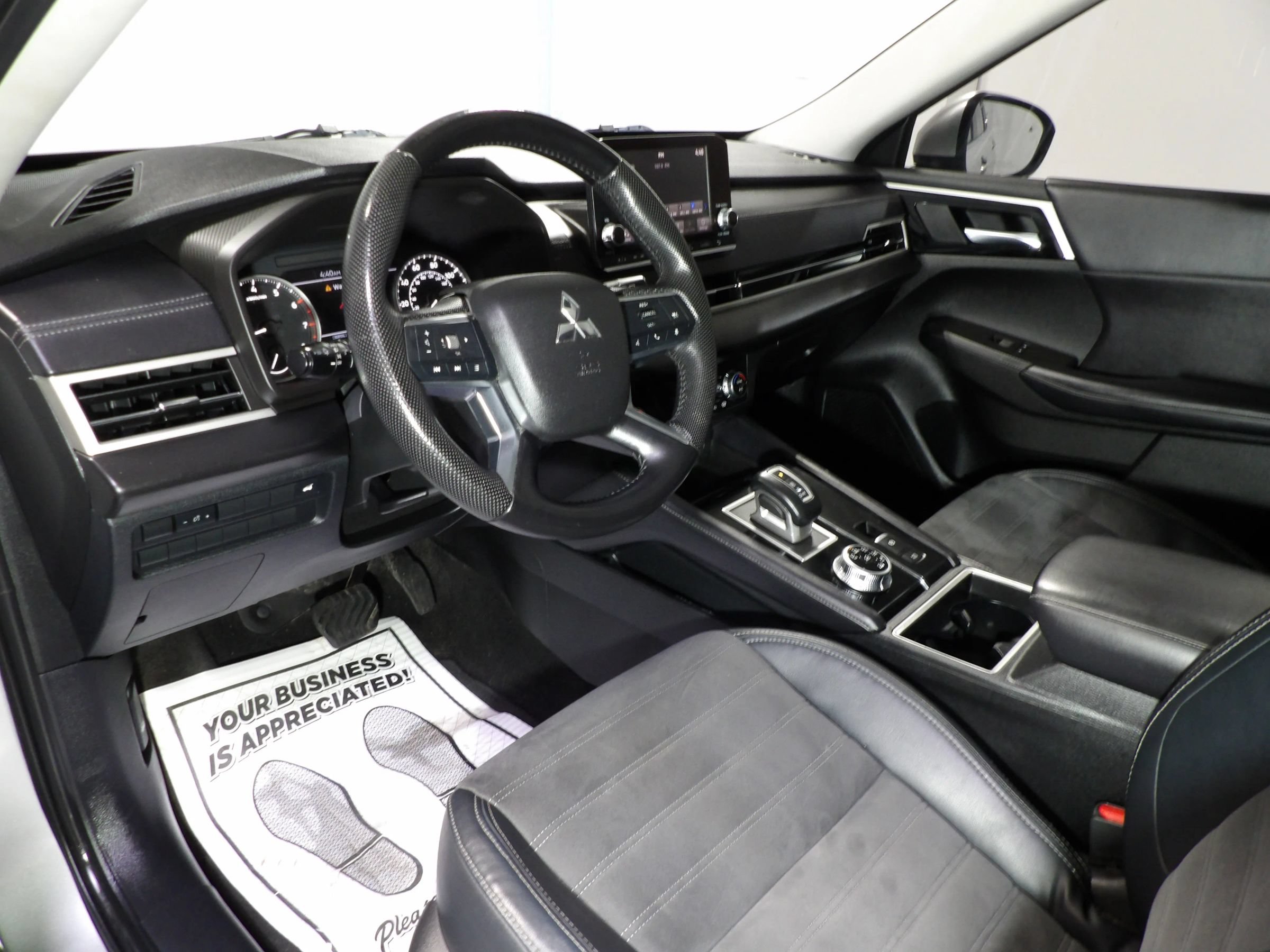 Used 2023 Mitsubishi Outlander ES AWD/4WD image 12