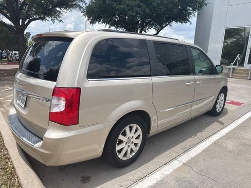 Used 2014 Chrysler Town & Country Touring FWD image 3