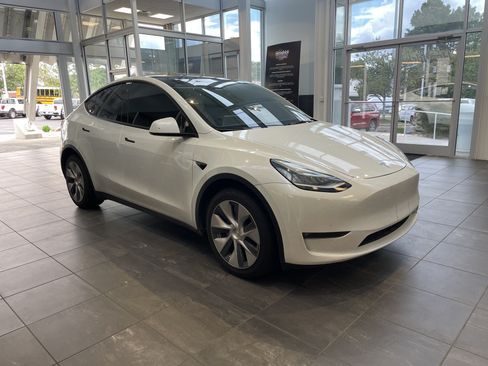 Used 2023 Tesla Model Y Long Range AWD/4WD image 2
