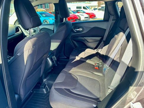 Used 2016 Jeep Cherokee Latitude w/ Cold Weather Group image 14