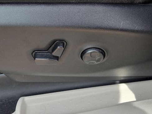 Used 2023 Chrysler Pacifica Touring-L FWD image 21