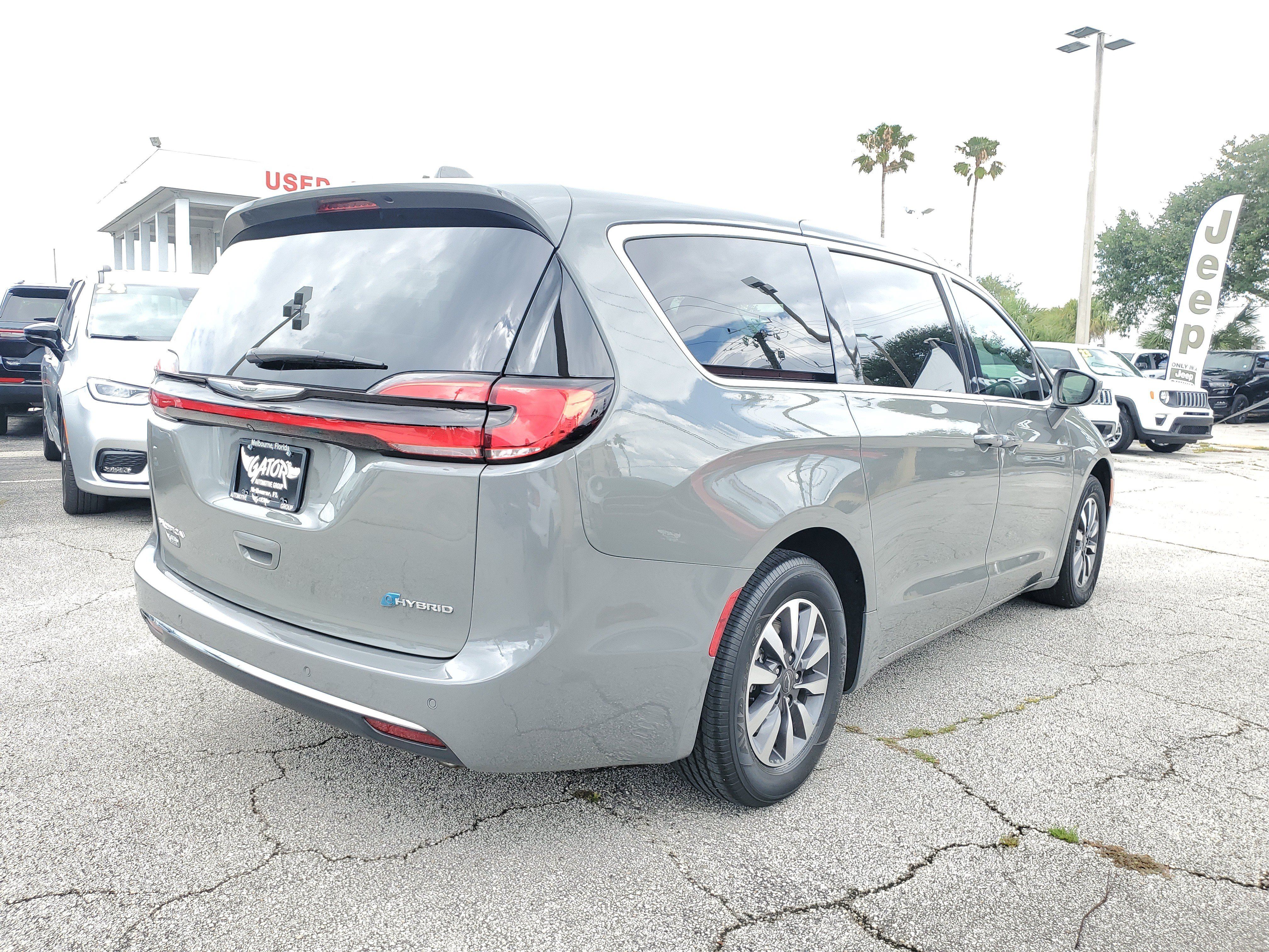 Used 2022 Chrysler Pacifica Touring-L FWD image 4