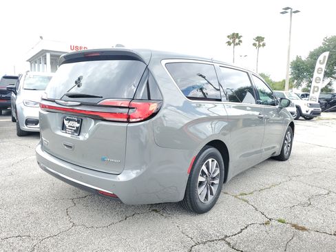 Used 2022 Chrysler Pacifica Touring-L FWD image 4