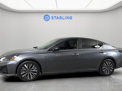 Used 2024 Nissan Altima 2.5 SV FWD image 2