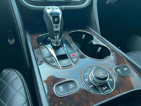 Used 2017 Bentley Bentayga image 9