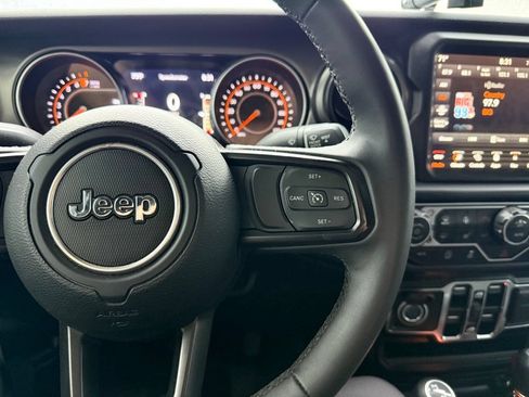 Used 2023 Jeep Gladiator Sport AWD/4WD image 9
