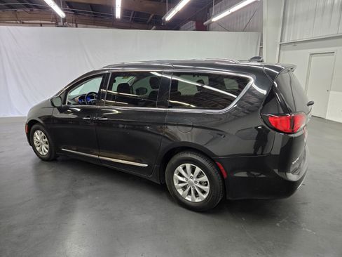 Used 2018 Chrysler Pacifica Touring-L FWD image 3