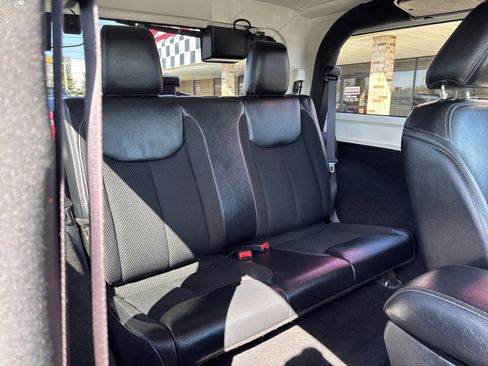 Used 2017 Jeep Wrangler Sahara image 23