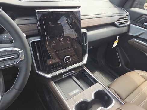 New 2026 GMC Acadia Denali Ultimate w/ LPO, Floor Liner Package AWD/4WD image 39