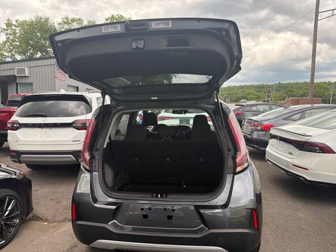 Used 2023 Kia Soul LX w/ LX Technology Package FWD image 9