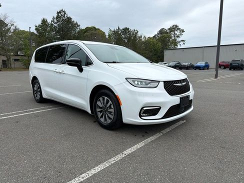 Used 2024 Chrysler Pacifica Limited FWD image 4