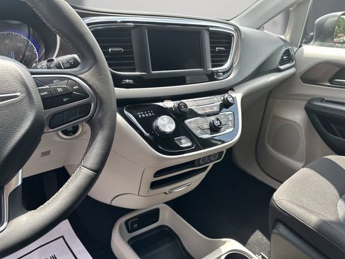 Used 2023 Chrysler Voyager LX FWD image 16
