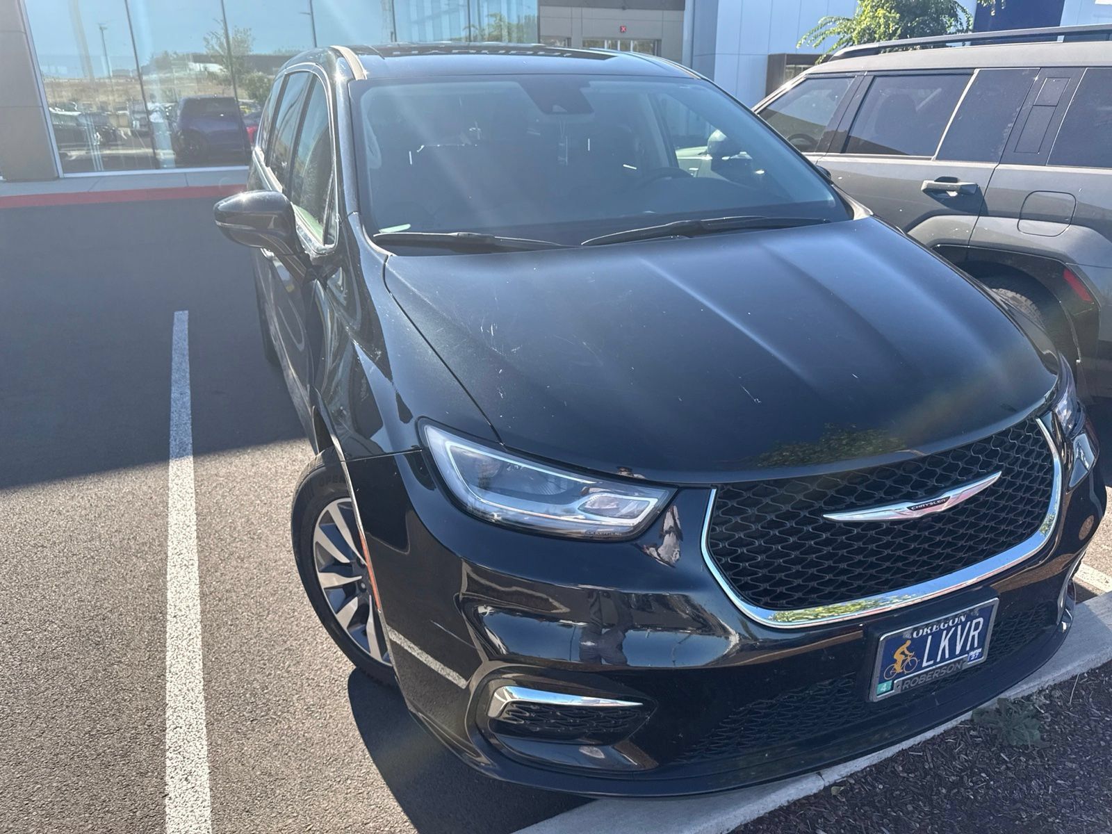Used 2022 Chrysler Pacifica Touring-L FWD image 2