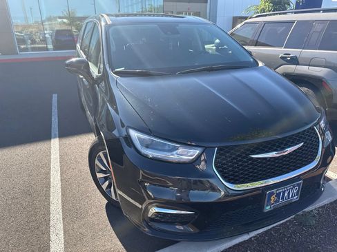Used 2022 Chrysler Pacifica Touring-L FWD image 2