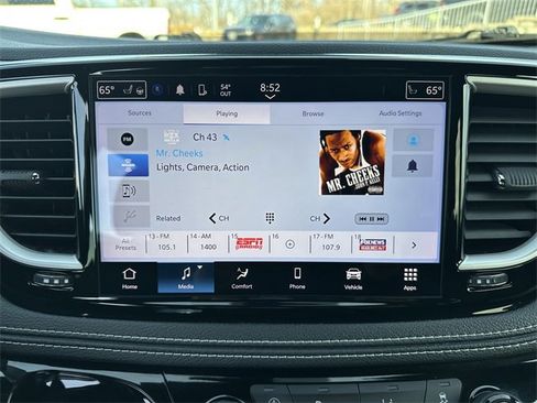 Used 2023 Chrysler Pacifica Touring image 22