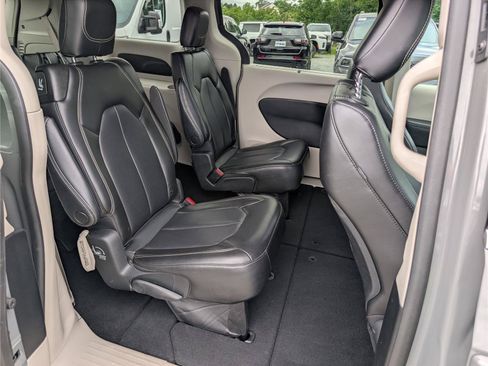 Used 2023 Chrysler Pacifica Touring-L FWD image 11