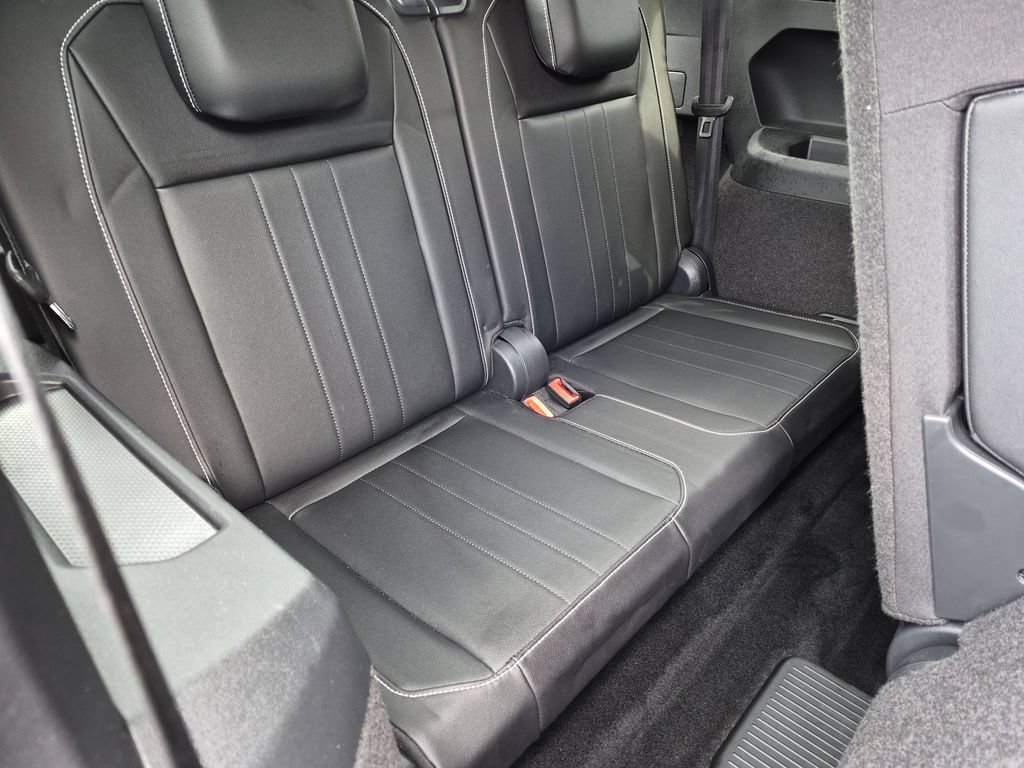 Used 2023 Volkswagen Tiguan SE R-Line FWD image 38