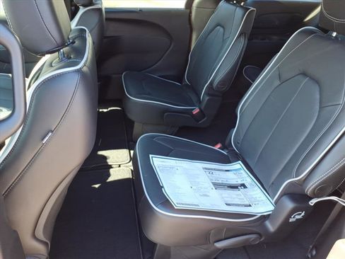 New 2026 Chrysler Pacifica Limited image 4