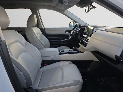 Used 2024 Nissan Pathfinder SL w/ SL Premium Package image 16