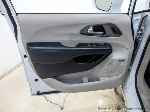 Used 2018 Chrysler Pacifica Limited image 27