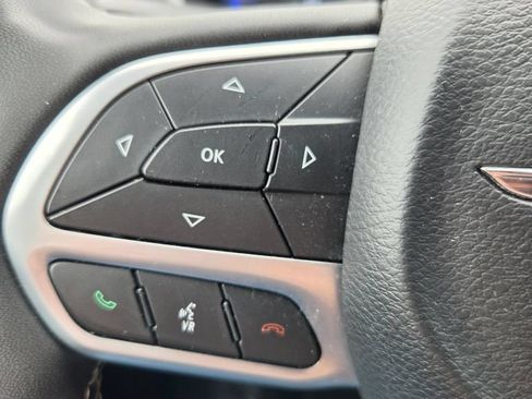 Used 2025 Chrysler Pacifica Select FWD image 18