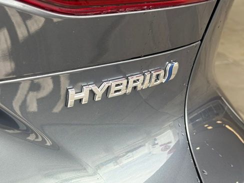 Certified 2021 Toyota Venza LE w/ Carpet Mat Package (TMS) image 13