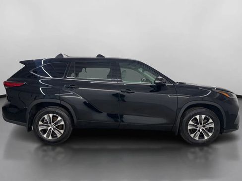 Used 2022 Toyota Highlander XLE image 11