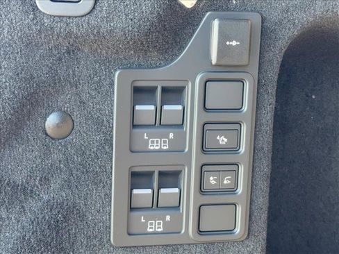 New 2025 Land Rover Discovery Dynamic SE image 15