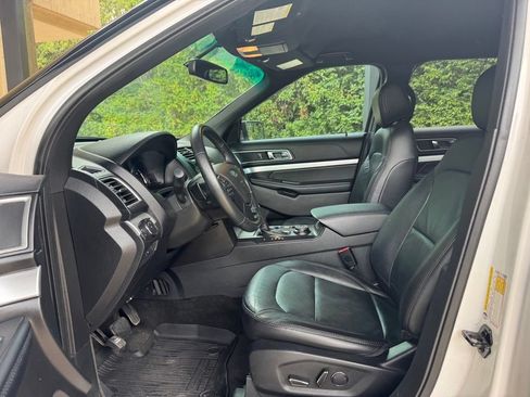Used 2017 Ford Explorer XLT w/ Equipment Group 202A AWD/4WD image 9