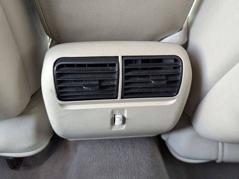 Used 2004 Lincoln Town Car Signature image 21