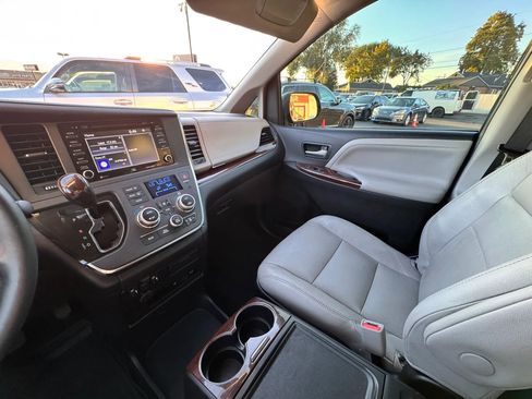 Used 2019 Toyota Sienna Limited Premium image 18