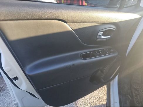 Used 2023 Jeep Renegade Latitude image 13