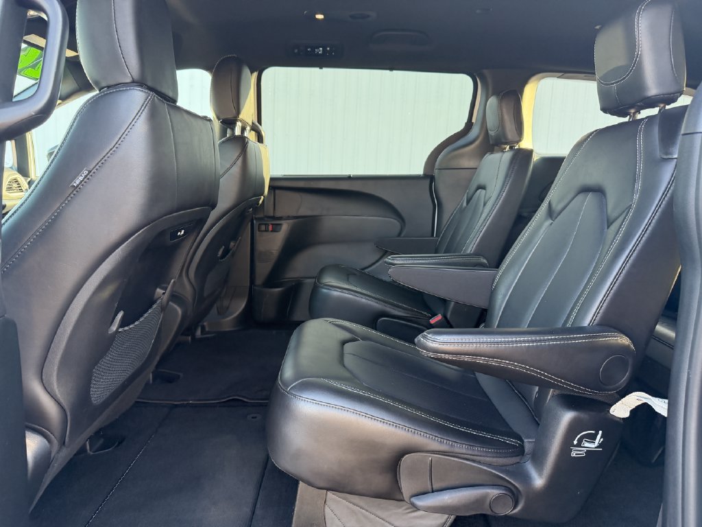 Used 2026 Chrysler Pacifica Select FWD image 33