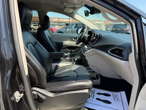 Used 2023 Chrysler Pacifica Touring-L FWD image 23