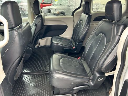 Used 2017 Chrysler Pacifica Touring-L image 10