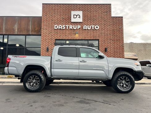 Used 2019 Toyota Tacoma TRD Sport image 7