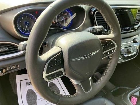 Used 2025 Chrysler Pacifica Select FWD image 15