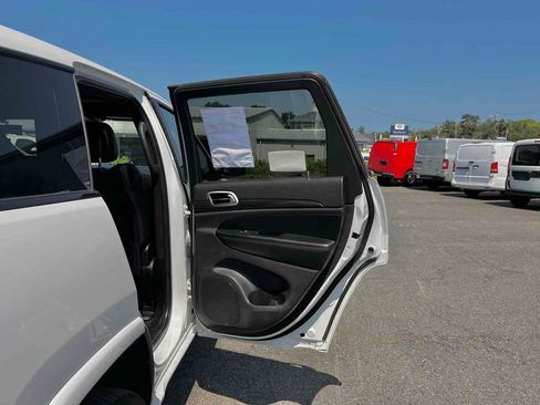 Used 2020 Jeep Grand Cherokee Altitude image 19