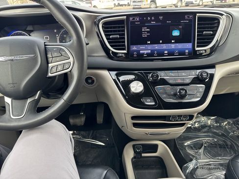 Certified 2023 Chrysler Pacifica Touring-L image 20